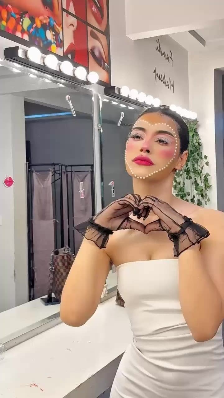 تجميل الرموش والحواجب